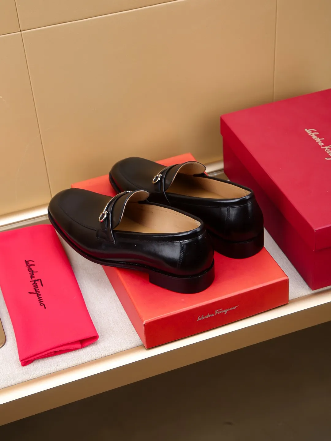 Men's shoes 💰460 🕷🕷🐂【Ferragamo】Ferragamo Popular fashionable leather shoes🇨🇳Official website counter 1:1 production, original mold opening💯Good quality can be seen, imported high-end first-layer waxed calfskin, water-dyed🐂leather lining🌿very clear texture, high-quality waterproof, non-slip and wear-resistant outsole🎋high quality and low price, truly handmade🍓colors available! Code number 39-44......(38.45.46.47 customized)
